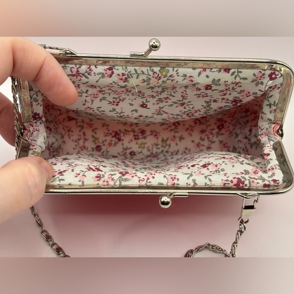 COPY - Girl’s Hello Kitty Pink Chain Bag - Picture 4 of 8